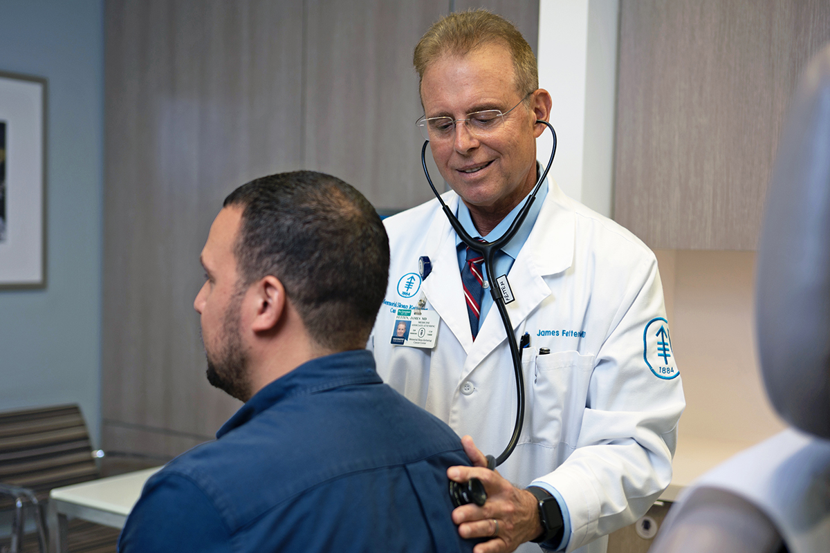 El oncólogo especialista en cabeza y cuello, James Fetten, con un paciente 