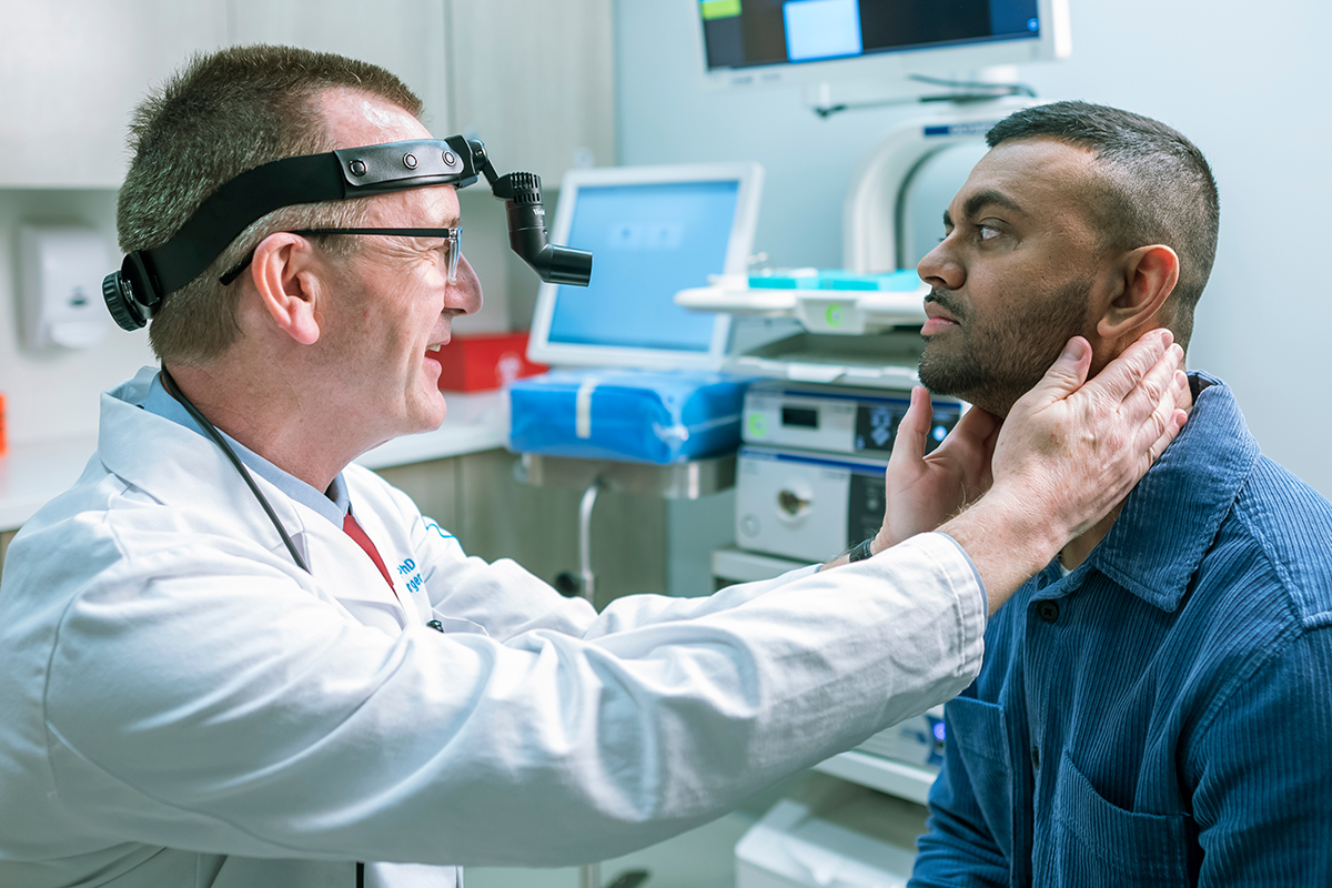 El cirujano especialista en cabeza y cuello, Ian Ganly, examinando a un paciente 
