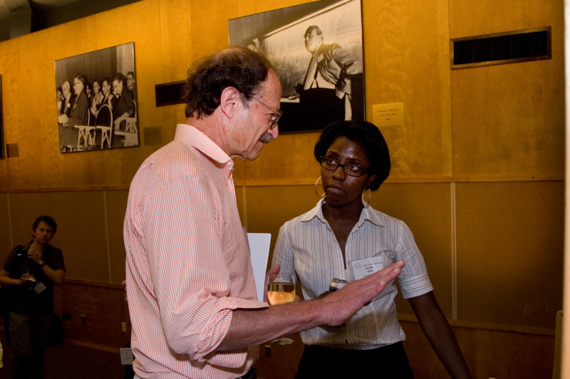 Harold Varmus discusses a poster with Cold Spring Harbor Laboratory PhD student Keisha John