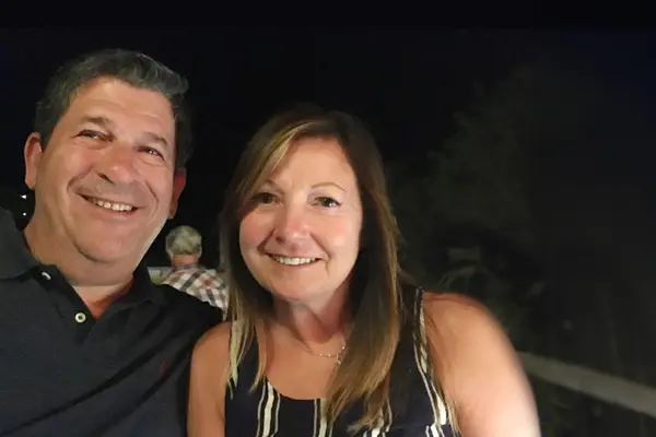 Robert Rosenfeld with his wife, both smiling, was treated at MSK with radiation therapy.    