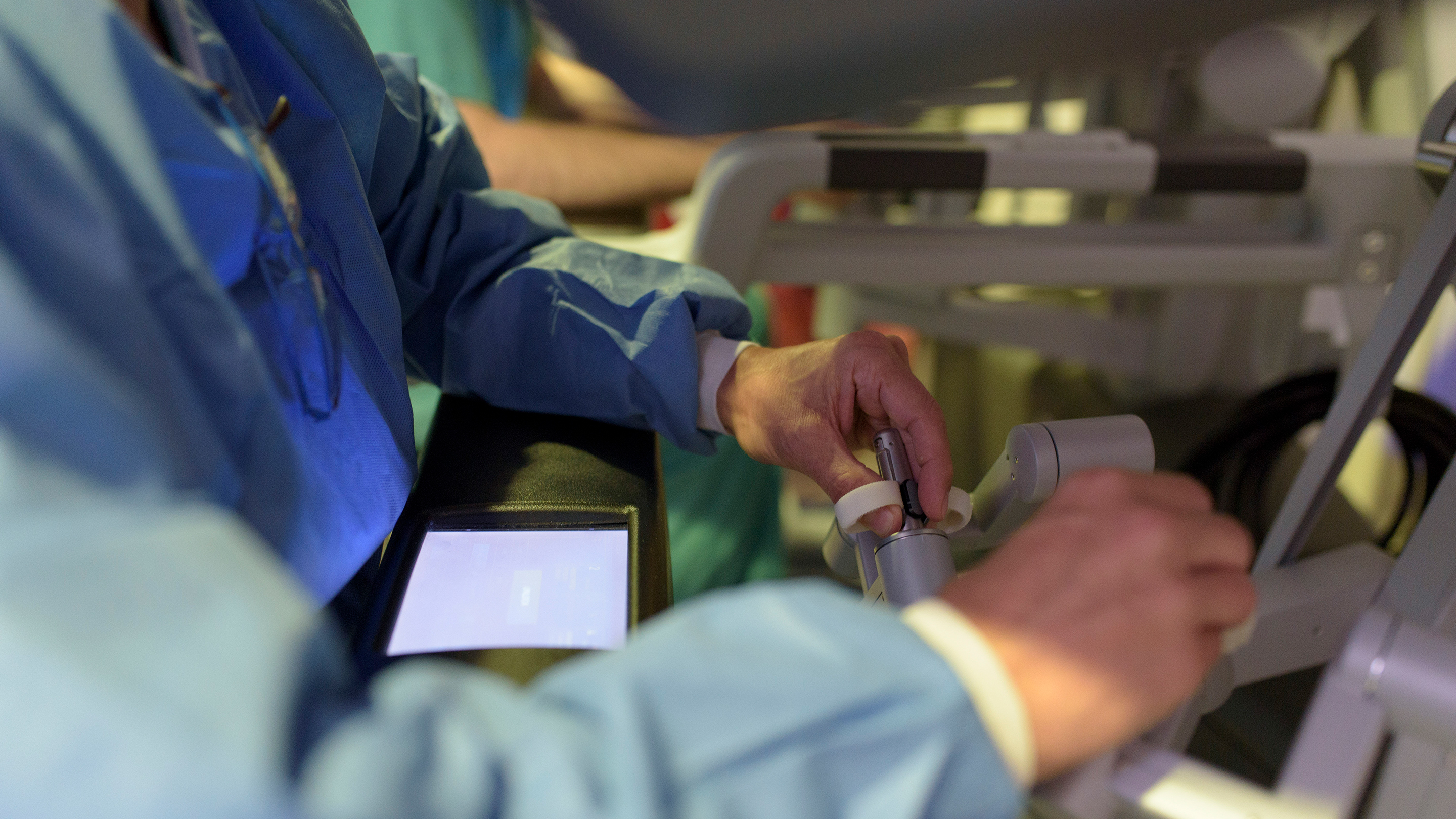 A colorectal surgeon’s hands use robotic surgery tools for robotic surgery, a method that helps surgery do less harm to the body. 