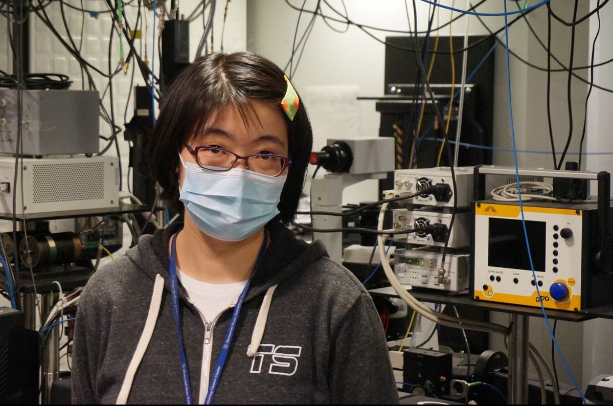 Sloan Kettering Institute postdoctoral fellow Jieru Li in front of the microscope she uses to view individual molecules in cells.