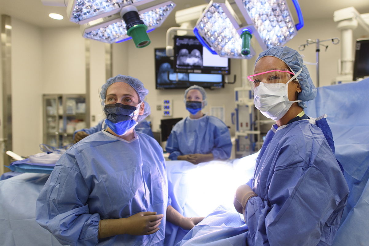 In the operating room, your surgical team works together to ensure your safety and constant monitoring. 