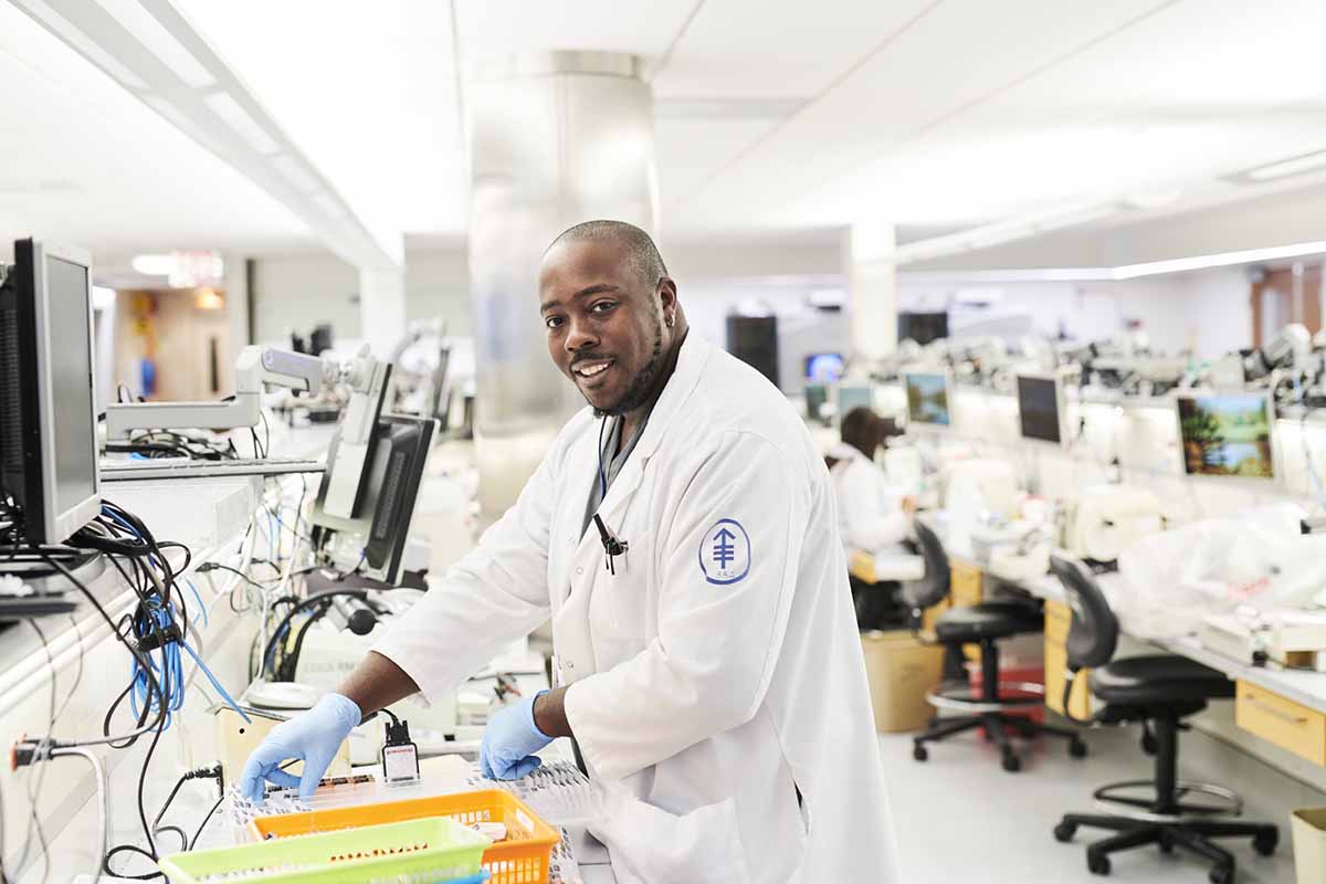 El ayudante de laboratorio de patología Jerrel Hunter trabaja en el laboratorio de patología.