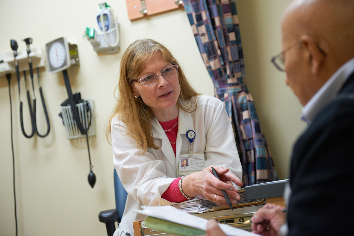 Médico y paciente conversan