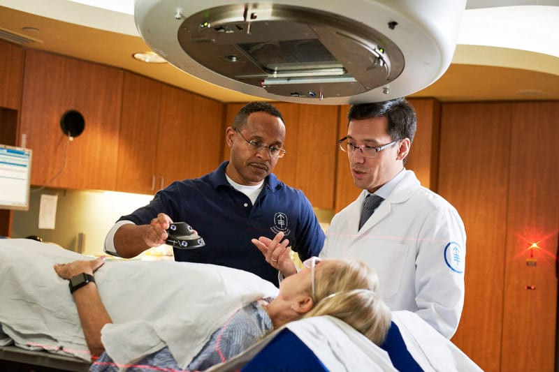 Oncólogo de radioterapia de MSK atiende a un paciente
