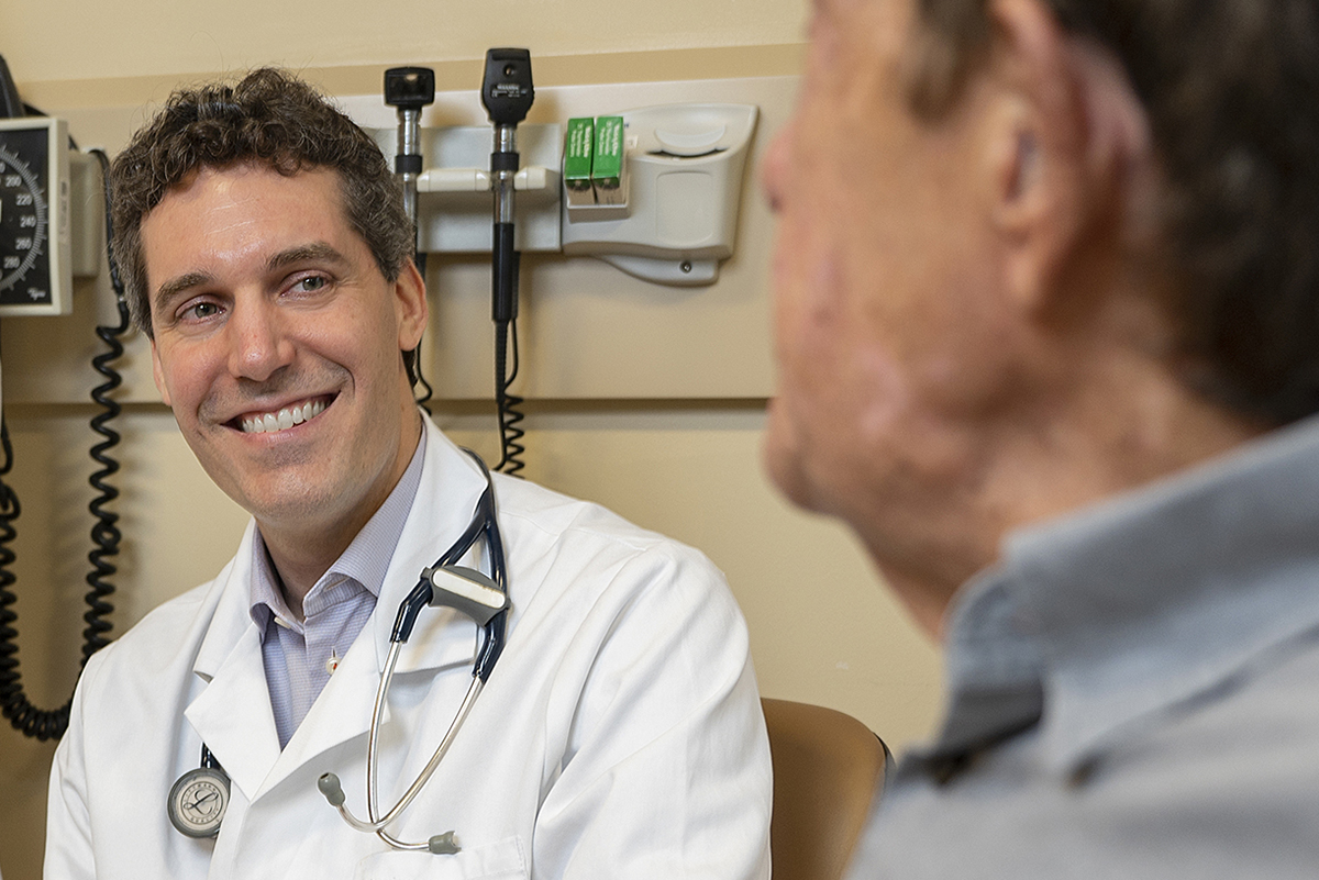 El Jefe del Servicio de Melanoma, Michael Postow, MD atiende a un paciente.