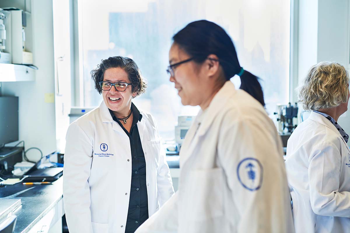 Kat Hadjantonakis, bióloga del desarrollo, y Ying-Yi Kuo, técnica de investigación, en el laboratorio