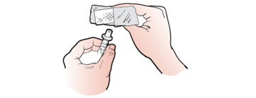 Рисунок 5. Очистка порта для введения лекарств на пакете с TPN спиртовой салфеткой