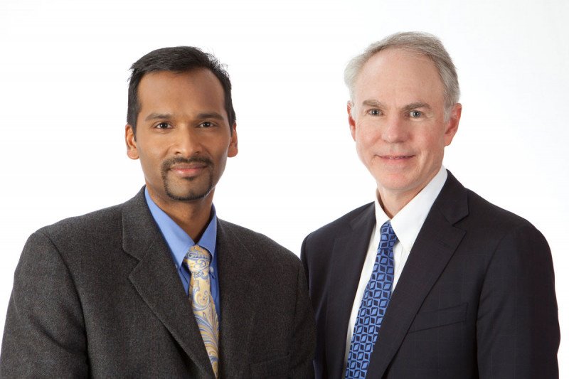Arul Chinnaiyan (left) of the University of Michigan and MSK’s Charles Sawyers 