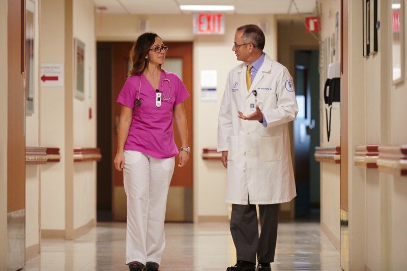 El cirujano de MSK Julio García-Aguilar y la enfermera Gina Occhiogross caminan por un pasillo