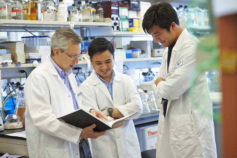 SKI Director Joan Massagué (left) with graduate students Danilo Reynaldo Macalinao (center) and Bryan Ngo (right).