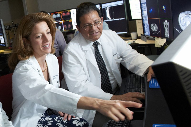 Surgeon and stomach cancer expert Vivian Strong consults with Jorge Carrasquillo, a doctor with special training in molecular imaging and targeted radiotherapy. MSK treats more people with gastric cancer than any other cancer center in the United States. 