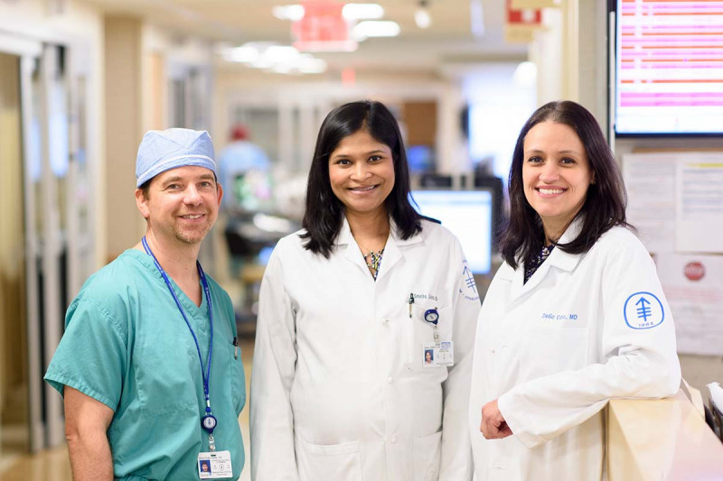 tres integrantes del servicio de Gastroenterología, entre ellos el jefe, Mark Schattner