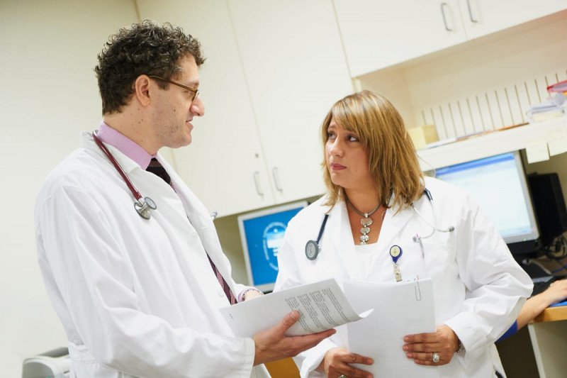 MSK Oncologist, Alexander Lesokhin (left), speaks with female colleague