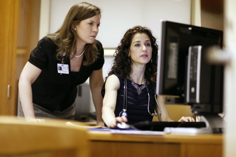 Medical oncologist Ariela Noy (seated) and nurse Elisa Malek 