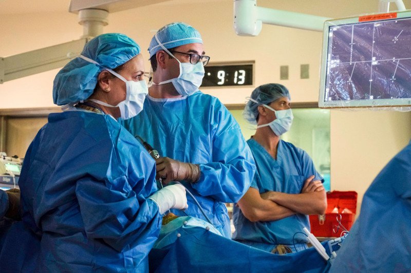 Neurosurgeon Viviane Tabar and head and neck surgeon Marc Cohen in the operating room.