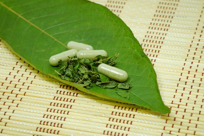 kratom leaves and pill