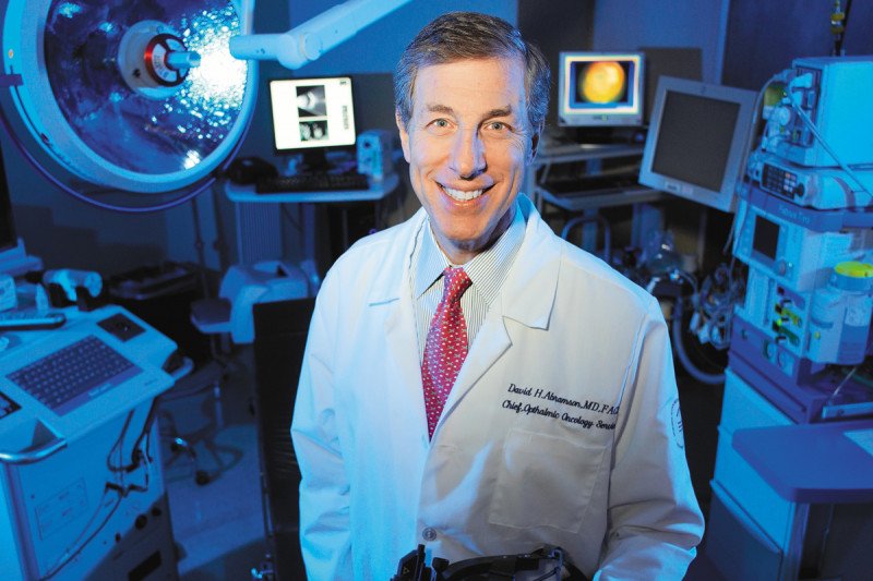 El especialista en melanoma ocular David Abramson