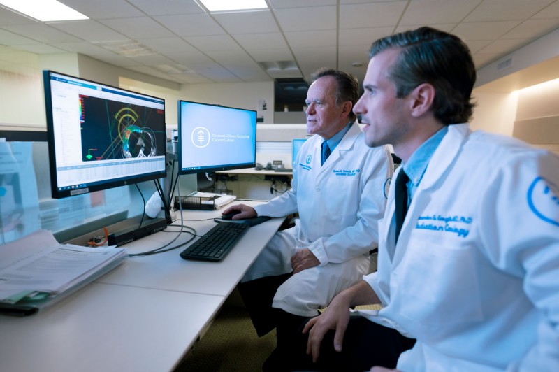 Radiation oncologist Dr. Simon Powell demonstrates the value of VMAT with simultaneous integrated boost for node positive breast cancer to Dr. Alex Goglia.