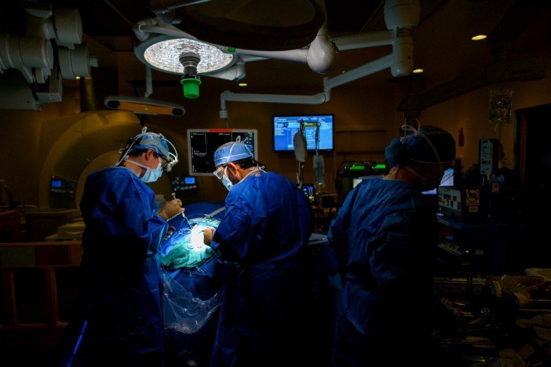 Surgeons performing surgery during their fellowship