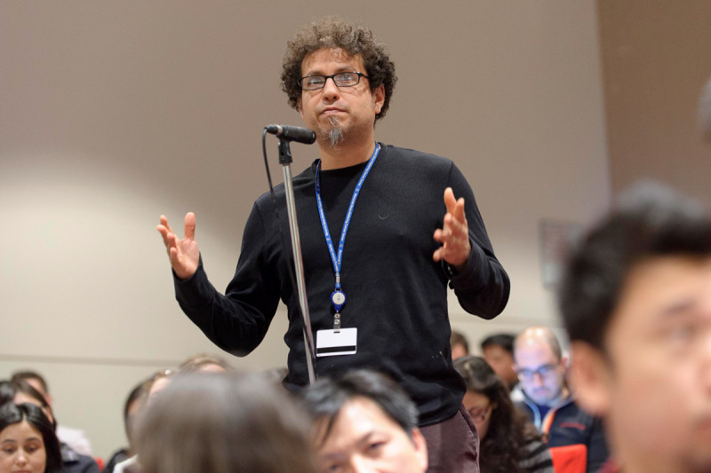 Symposium attendee Igor Vivanco asks a question during the Q&A session after Charles Swanton’s presentation.