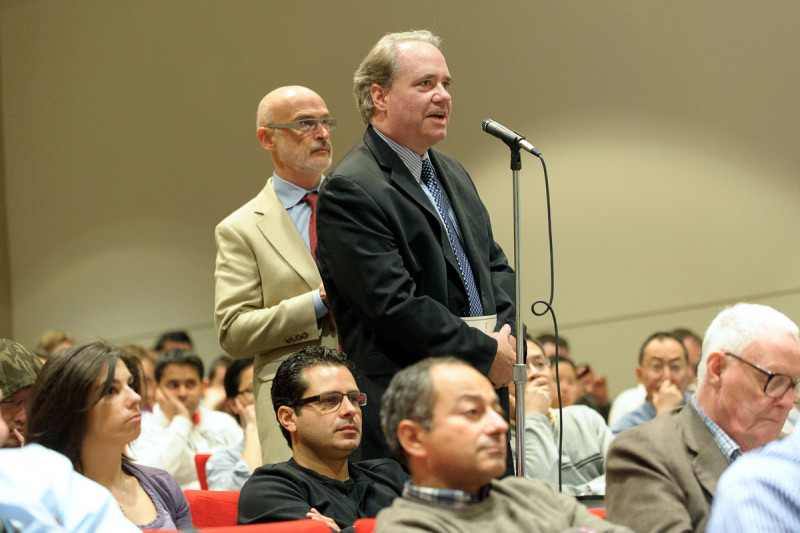 Scott Armstrong (at microphone), a Member in the Human Oncology and Pathogenesis Program, and Alexander Rudensky, Chair of the Immunology Program, ask questions following Dr. Settleman’s talk.