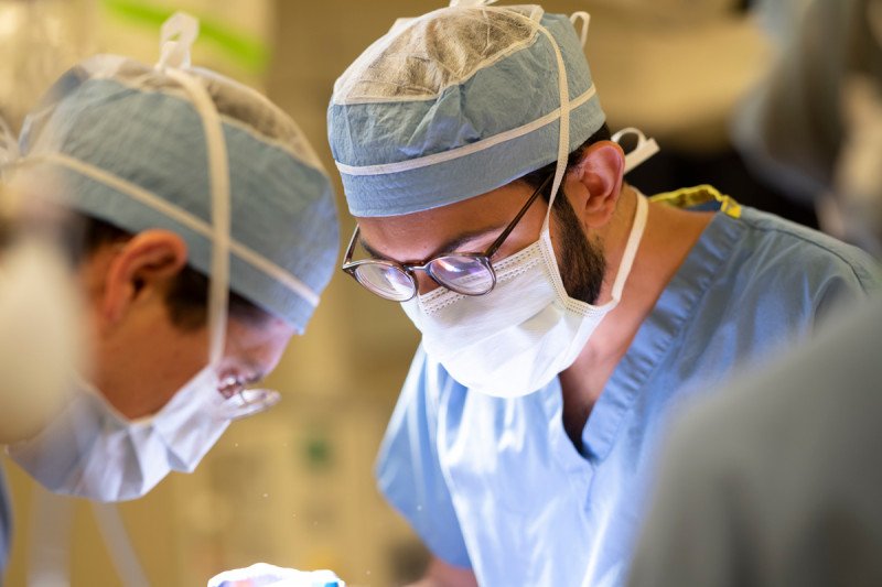 Neurosurgeon Nelson Moss performing glioma surgery.