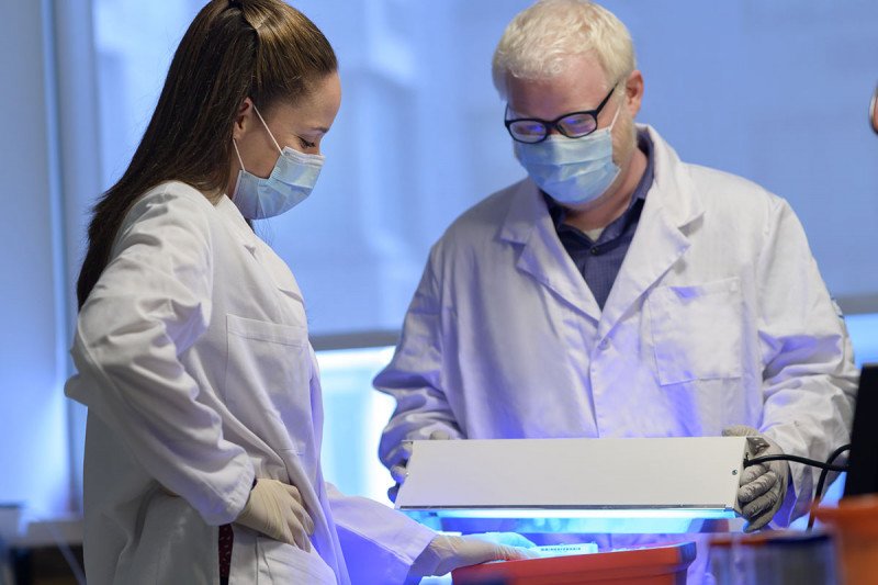 Postdoctoral fellows Linde Miles and Robert Bowman in the lab.