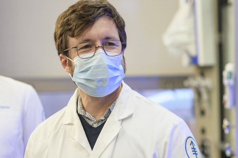 Systems biologist Joao Xavier in his lab