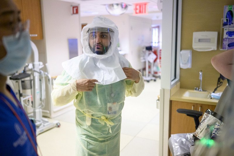 Clinical nurse Siray Tokhi wears personal protective equipment (PPE).