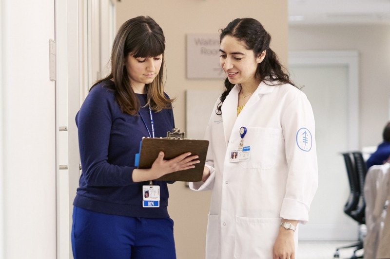 La oncóloga médica Rona Yaeger mira una carpeta con un colega de MSK
