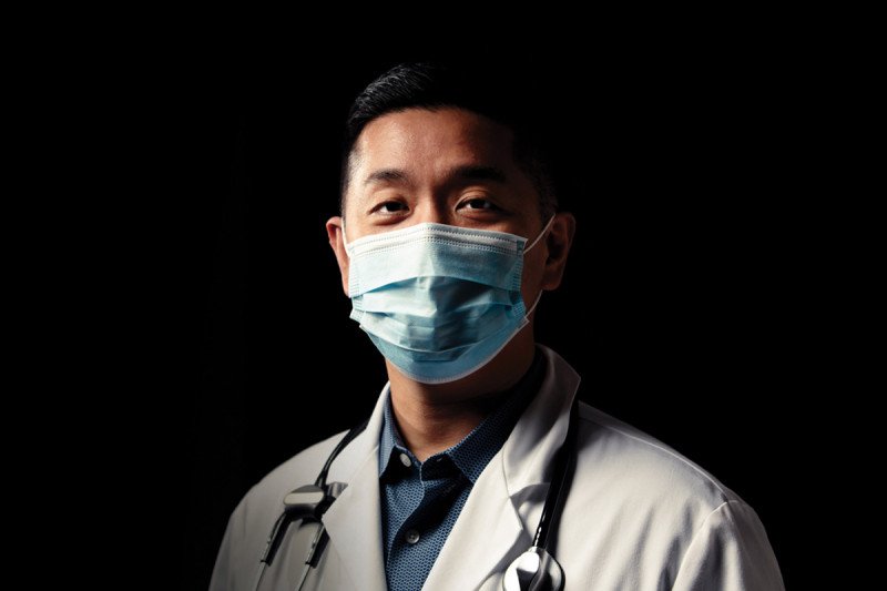 Medical oncologist Alexander Drilon in a mask.