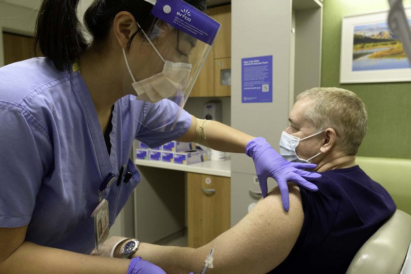 MSK Healthcare Hero rolls up their sleeve to receive the COVID-19 vaccine. 