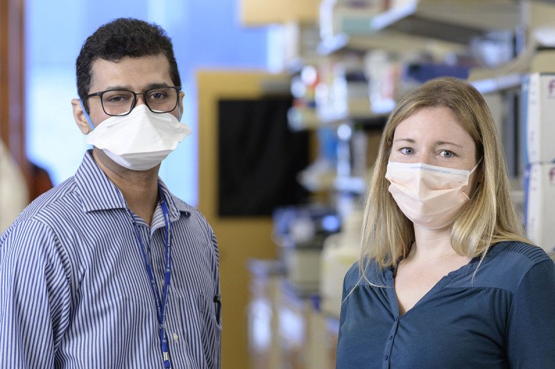 Vijai Joseph and Sabine Topka in the lab