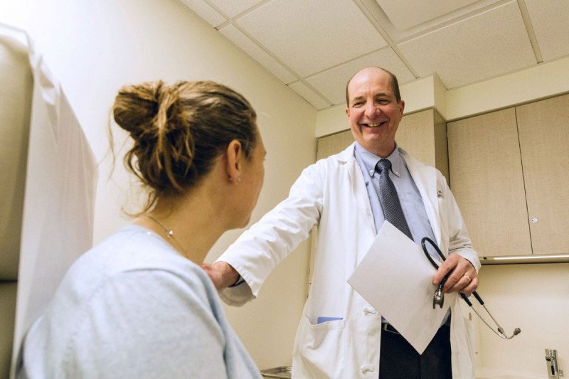 Dr. Robert Motzer speaks to a patient