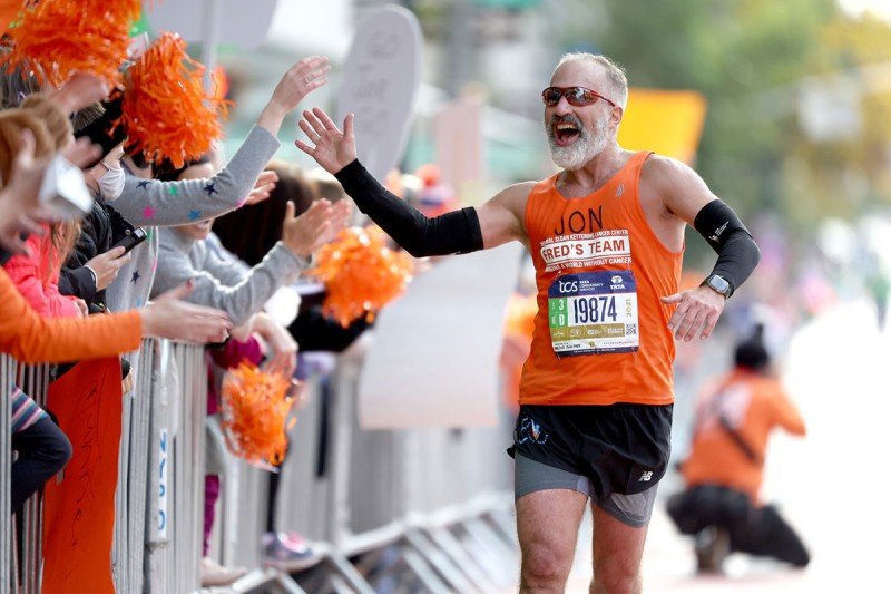 A Fred’s Team runner giving a high five