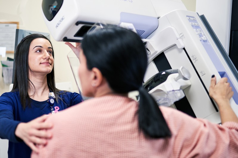 Jamie Thaniotis, tecnóloga de mamografía de Memorial Sloan Kettering, en el Evelyn H. Lauder Breast & Imaging Center