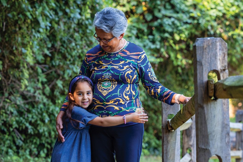 Después de recibir un tratamiento exitoso contra el cáncer de mama en MSK, Beatriz Galvan atesora cada momento que pasa junto a su nieta, Mia Camila.