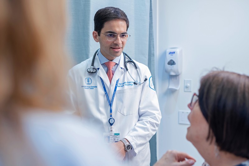 El Dr. Fernando Santini, oncólogo médico especialista en tórax, en una consulta con un paciente