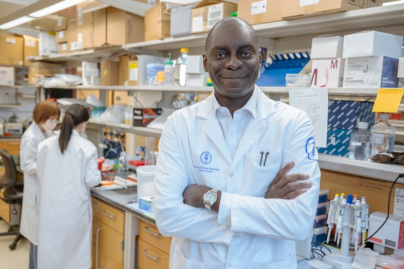 El doctor Kojo S. J. Elenitoba-Johnson, jefe del Departamento de Patología y Medicina de Laboratorio, fotografiado en un laboratorio.