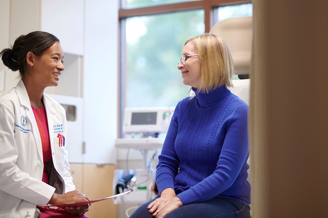 La cirujana especialista en cirugía mamaria del MSK, Tracy-Ann Moo, habla con una paciente