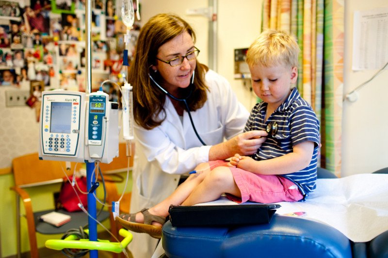 Nurse practitioner Maura Byrnes-Casey with a young patient.