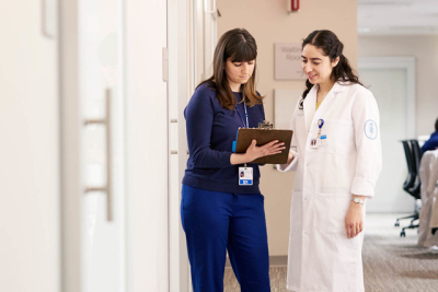 MSK medical oncologist Rona Yaeger speaks to a nurse