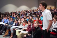 A student asks a question at last year’s "Major Trends” seminar.