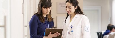 La oncóloga médica Rona Yaeger mira una carpeta con un colega de MSK
