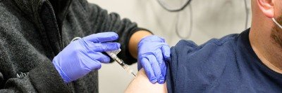 Мужчине вводят вакцину против COVID-19