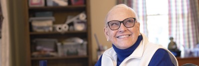 La paciente Mary Oehrlein en su casa de Long Island cerca de MSK Commack, donde una biopsia de diagnóstico identificó el mejor tratamiento para su cáncer de páncreas