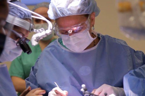 MSK neurosurgeon Vivian Tabar performs awake surgery for a patient with glioma