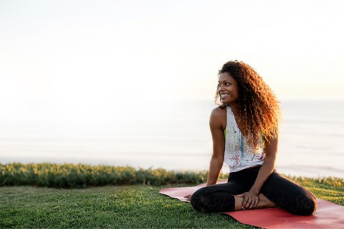 Una mujer haciendo yoga al aire libre